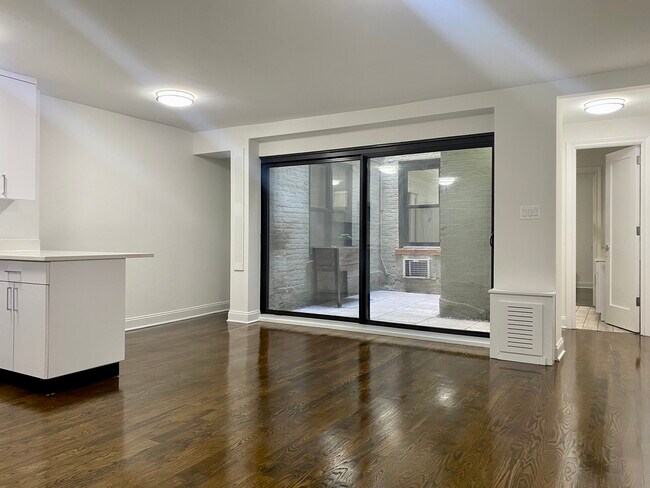 Living room 2 - 151 E 72nd St