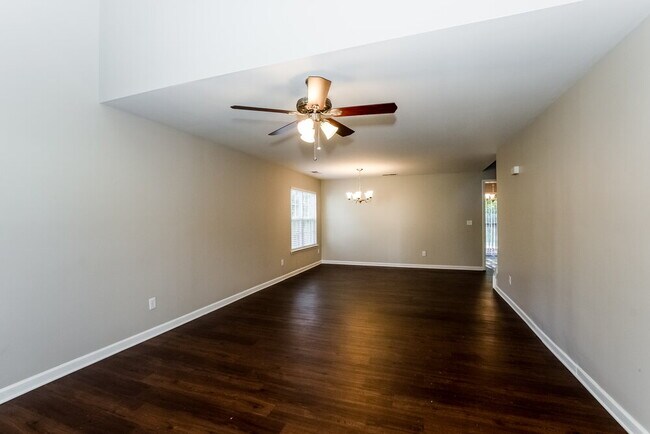 Foto del edificio - 7017 Hidden Creek Dr