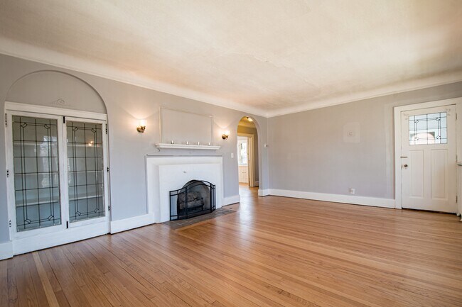 Foto del edificio - 5010 Burns Ave