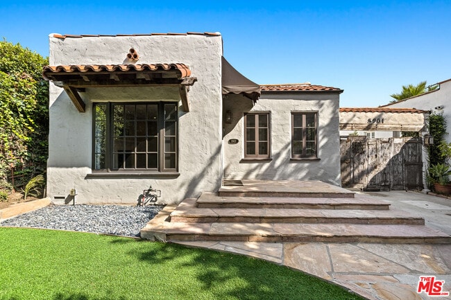 Foto del edificio - 8901 Rosewood Ave