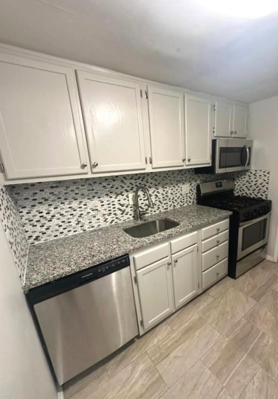 Foto del edificio - 7182 Donnell Pl