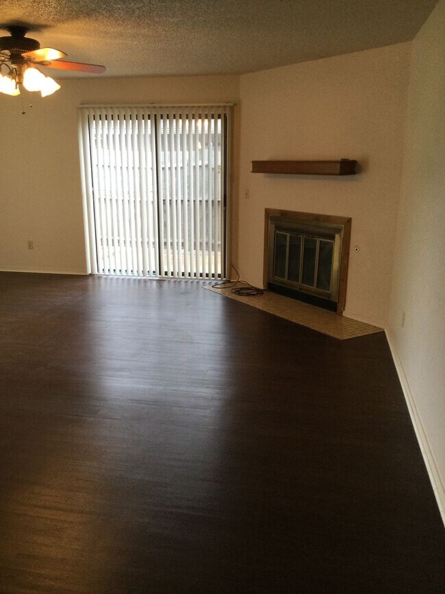 Building Photo - Warm & Cozy