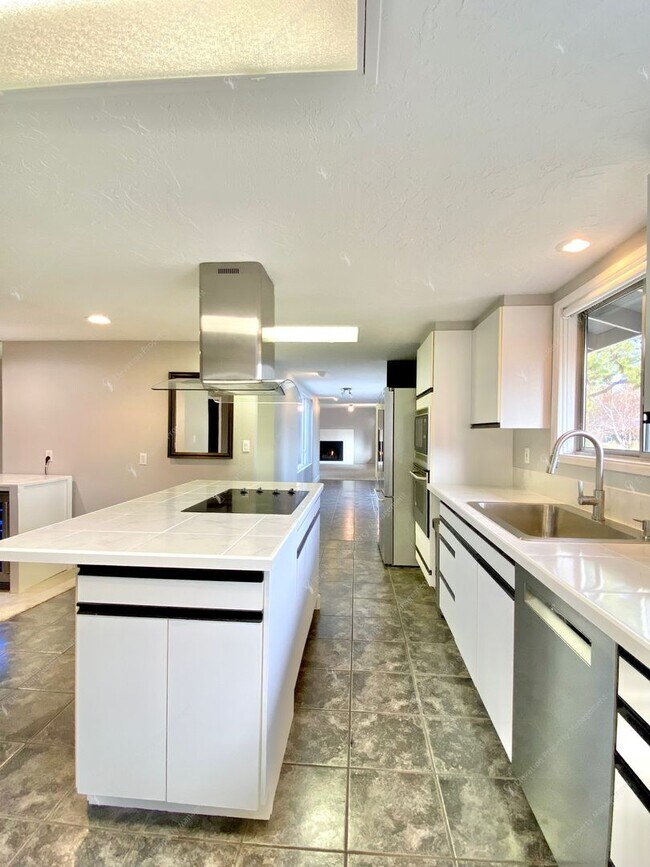 Building Photo - Mid-Century Modern Courtyard Gem in the Old Farm District