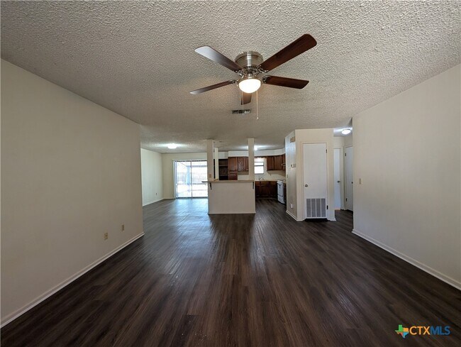 Foto del edificio - 163 Woods End