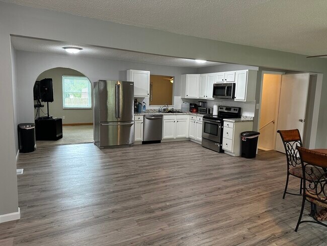 Building Photo - Updated 3Bd 2Bth Home in St. Charles, Mo.