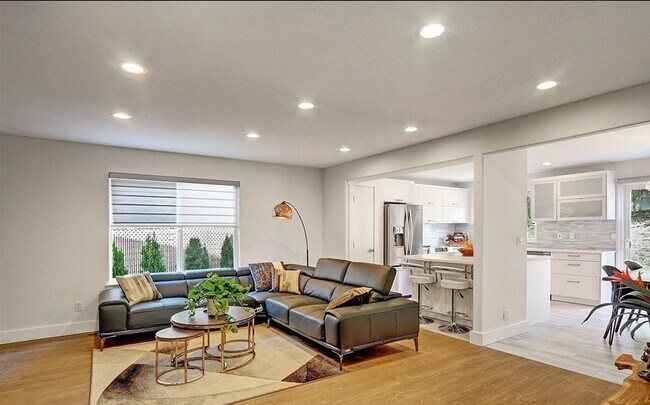 Building Photo - Beautifully remodeled 4bd, 3ba home in EVE...