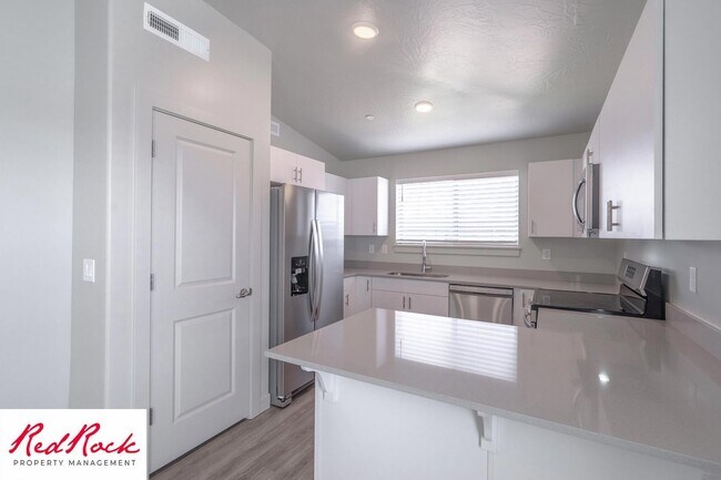 Foto del edificio - Charming 2 Bedroom End Unit Condo - Pet Friendly!