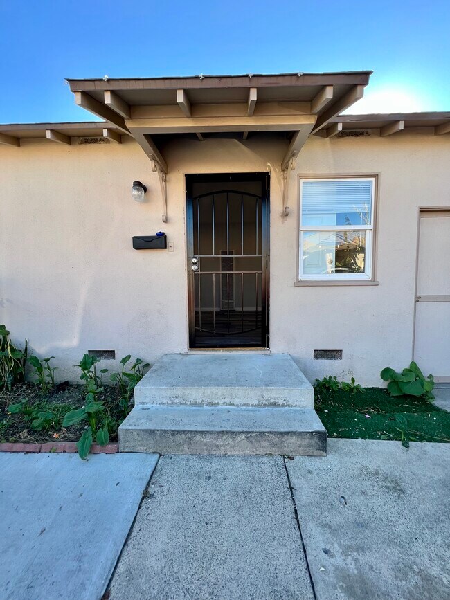 Building Photo - 534 N Batavia St
