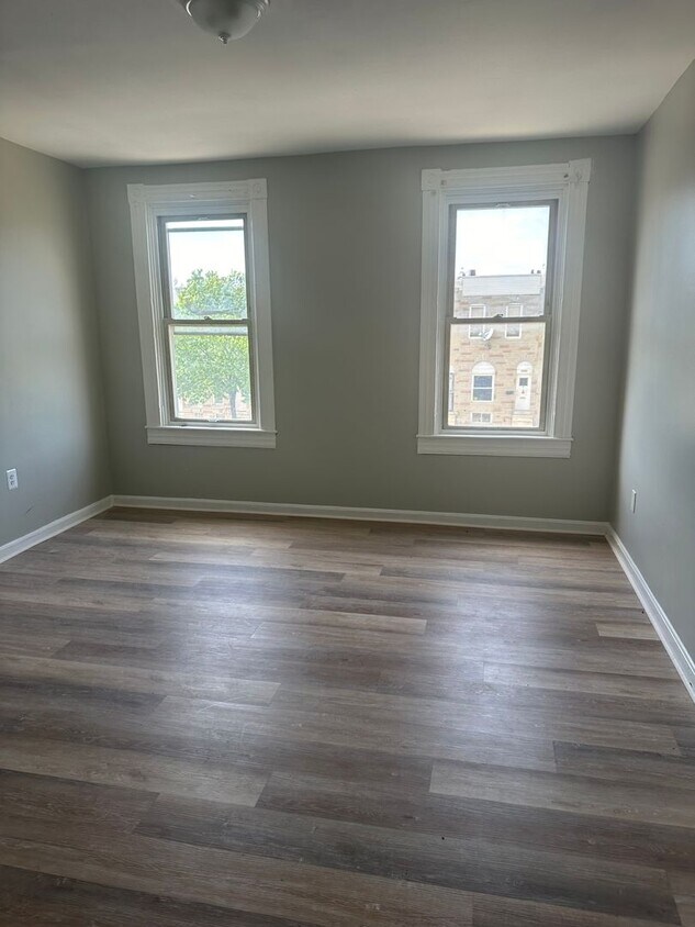 Primary Photo - Newly Renovated! Spacious Rooms! W/D! Avai...