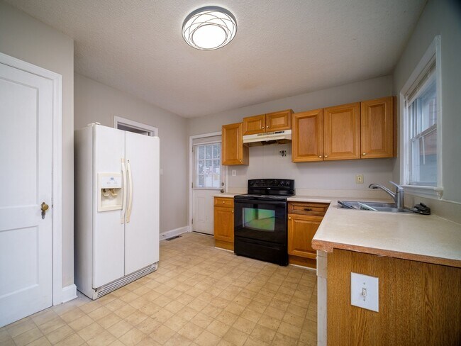 Foto del edificio - "Charming 3-Bedroom Home with Gleaming Hardwood Floors & 2 Full Baths in Prime Charlotte Location!"