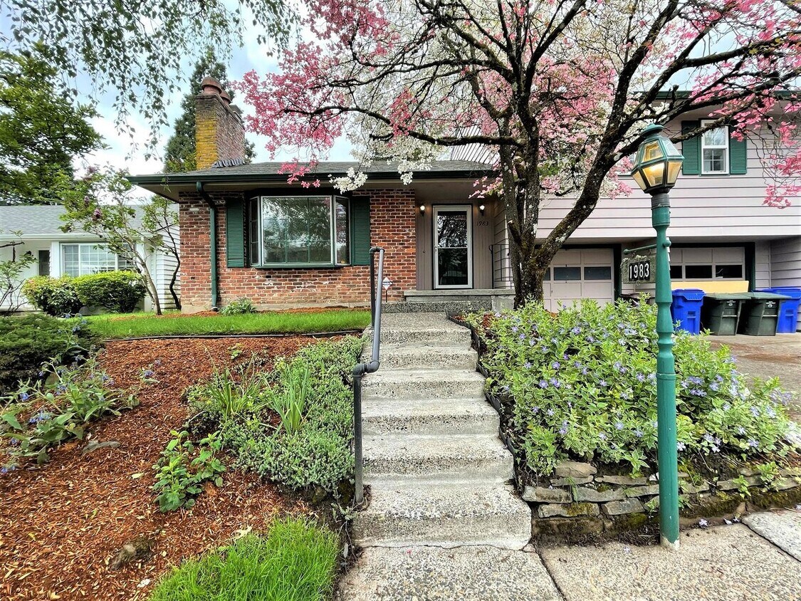 Primary Photo - 3 br, 3 bath House - 1983 SW Camelot Ct.