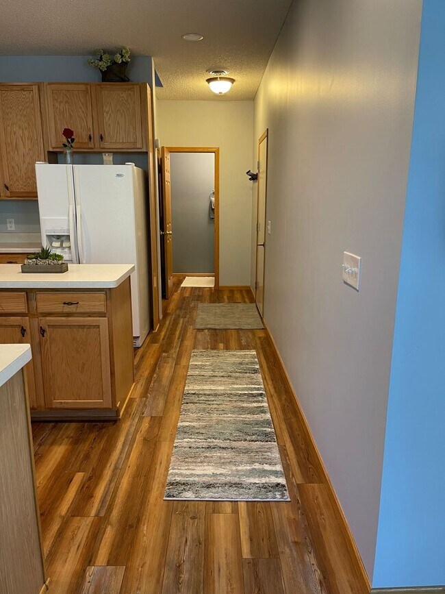 Building Photo - Beautiful end unit townhome in Elk River!