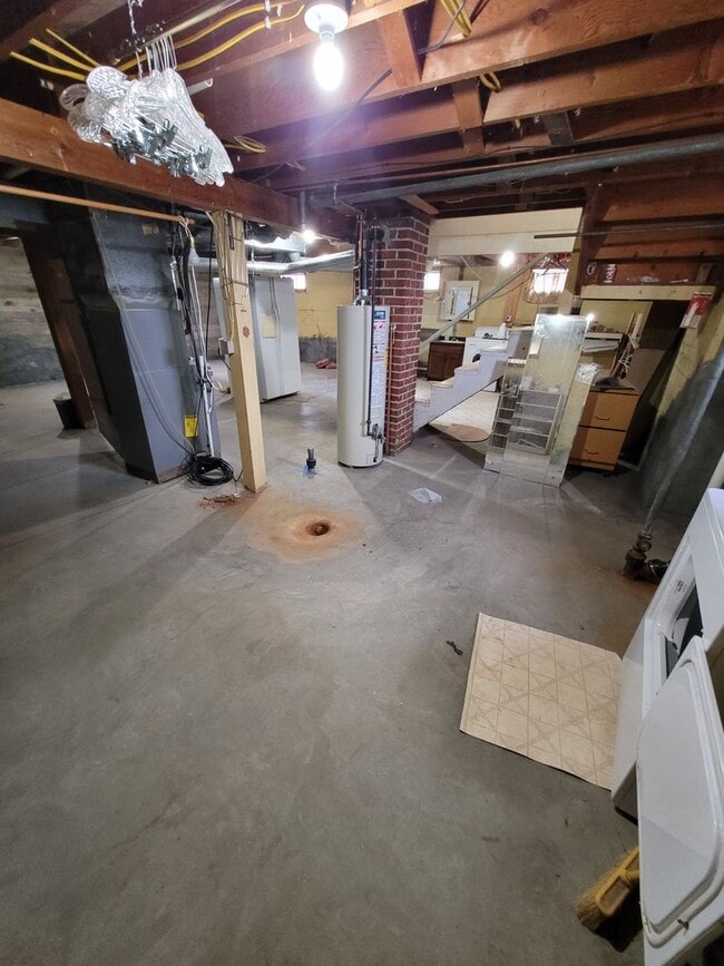 Building Photo - 2 bed, 1 bath corner house