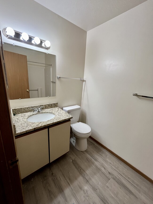 Baño completo en el piso superior - Robinwood Apartments