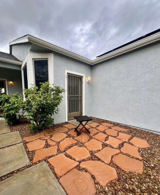 Building Photo - Gorgeous home in Viewpoint!