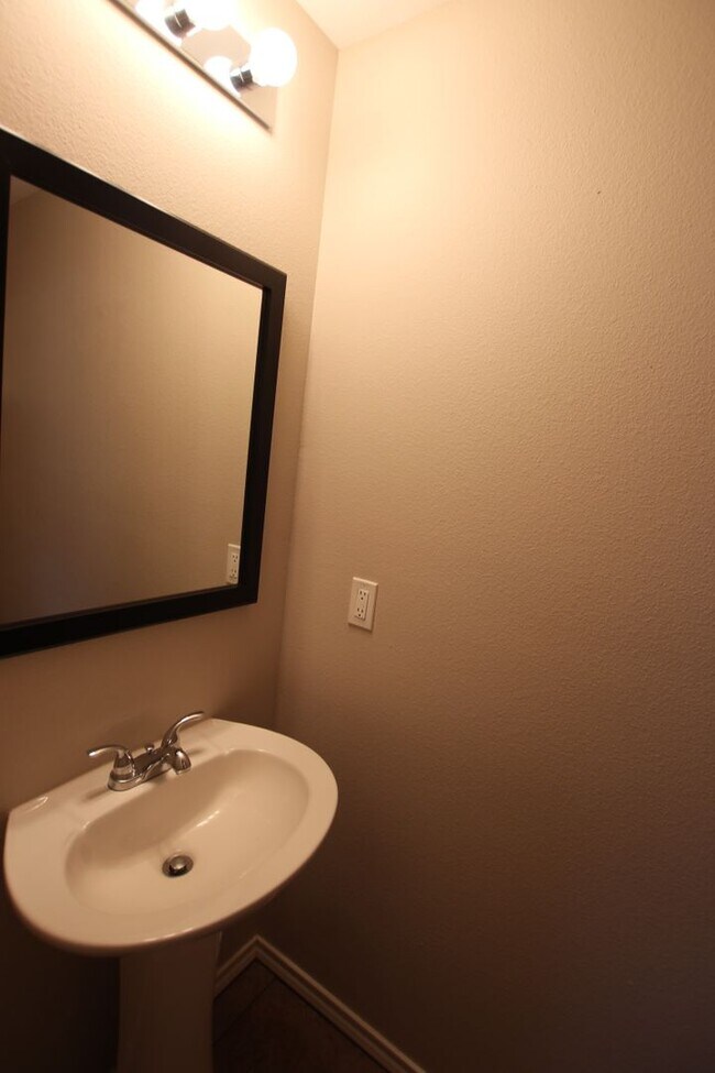 Building Photo - 2 Bed 1.5 Bath Townhome in Lindale!