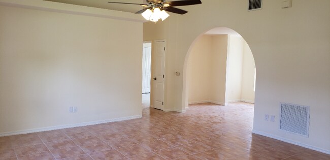 Foto del edificio - 616 Dharma Cir