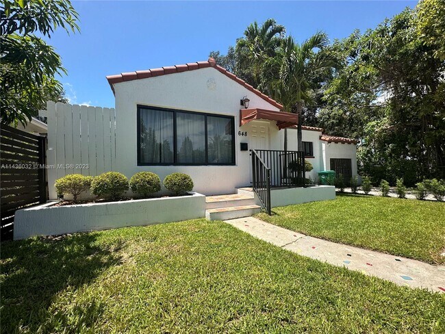 Foto del edificio - 648 NE 82nd St