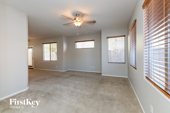 Foto del edificio - 719 Emerald Idol Pl