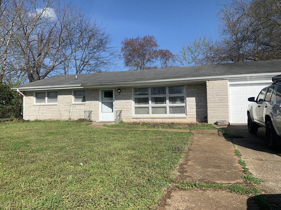 Primary Photo - 140 Dogwood Dr