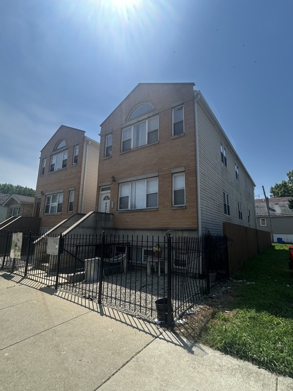 Foto principal - 4936 S Loomis Blvd