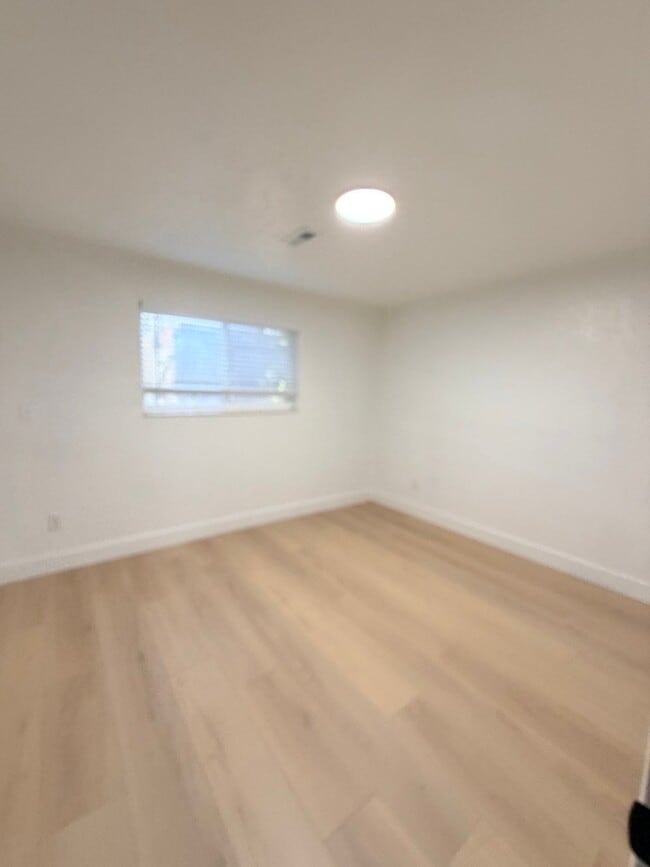 Building Photo - 8689 Fairoaks Cir