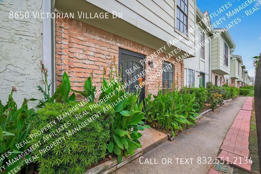Primary Photo - 8650 Victorian Village Dr