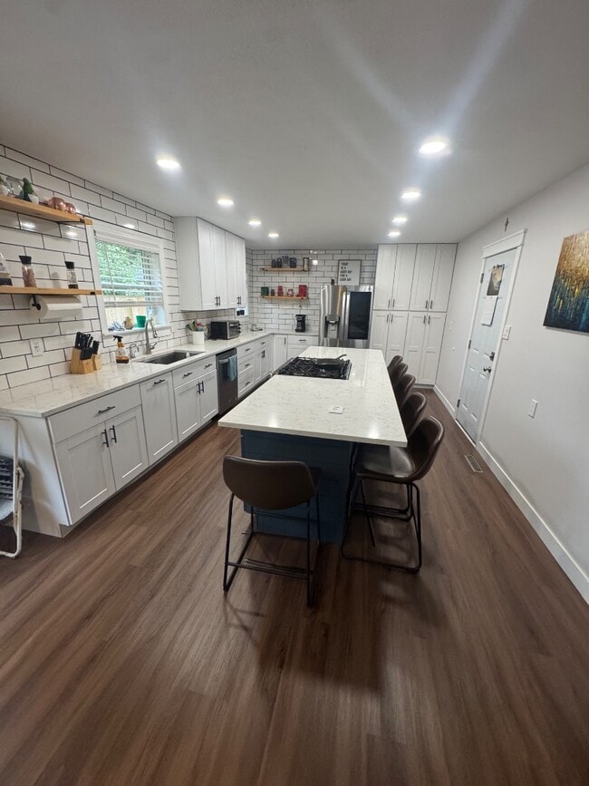 Building Photo - 303 E Broadmoor St