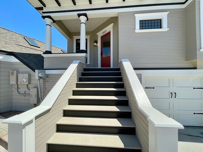 Building Photo - Beautifully Remodeled Two Bedroom Downtown...