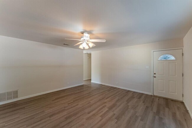 Foto del edificio - 7509 Eastcrest Dr