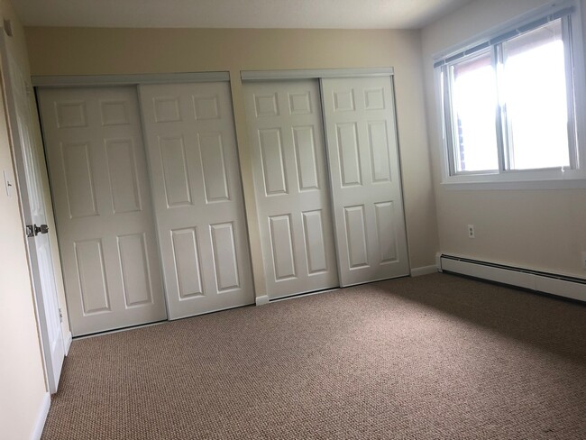 Building Photo - Large Two Bedroom Townhome
