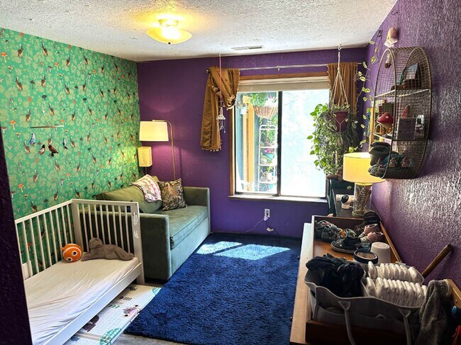 Building Photo - 3 bed Single Level Air Conditioned Home wi...