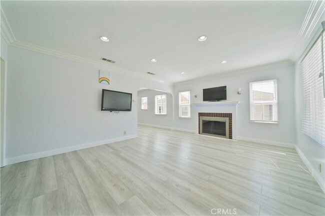 Building Photo - 204 Elm St