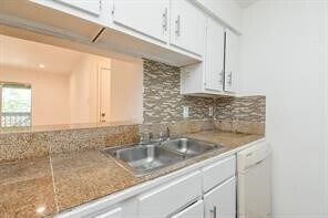 Building Photo - 7200 Clarewood Dr