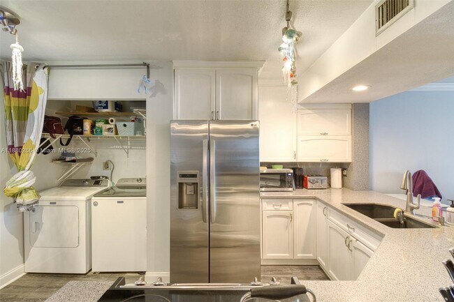 Building Photo - 115 Lake Emerald Dr