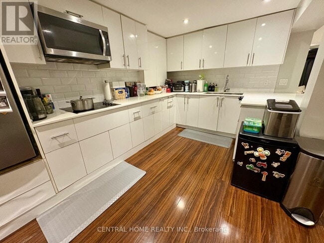 Building Photo - 912 Royal York Rd