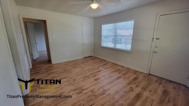 Building Photo - 2 bed Duplex