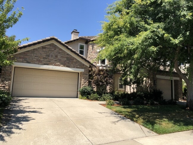 Building Photo - Beautiful Serrano Two Story 4 Bed 4 Bath W...