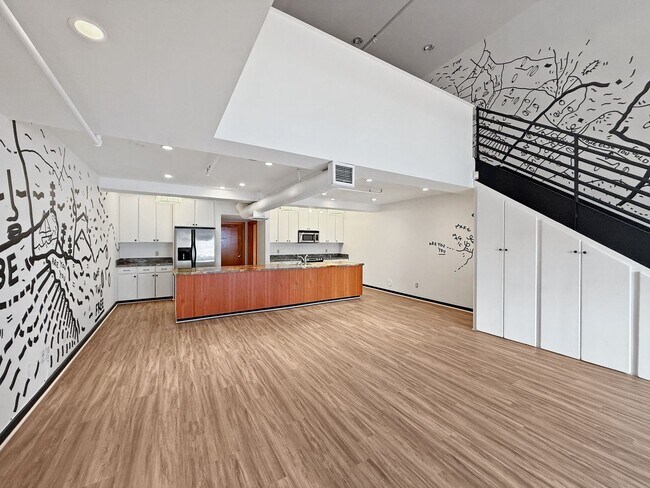 Foto del edificio - Stunning 1B/2BA Loft w/ Original Mural by ...