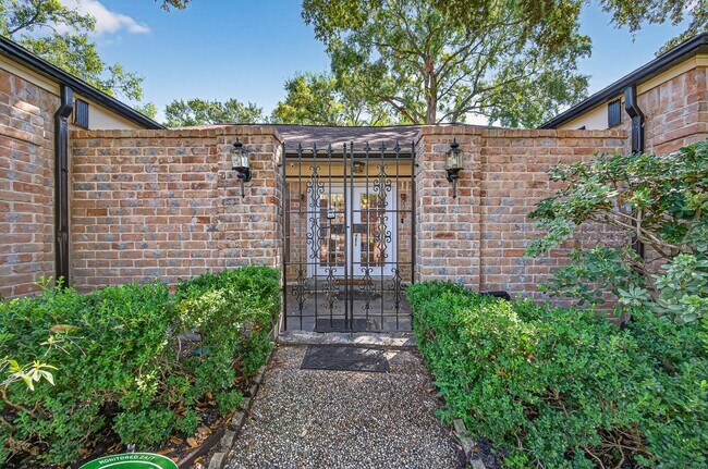 Foto del edificio - 13903 Chevy Chase Dr