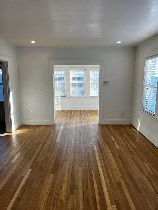 Building Photo - Spacious 3-Bedroom Apartment in Dorchester...