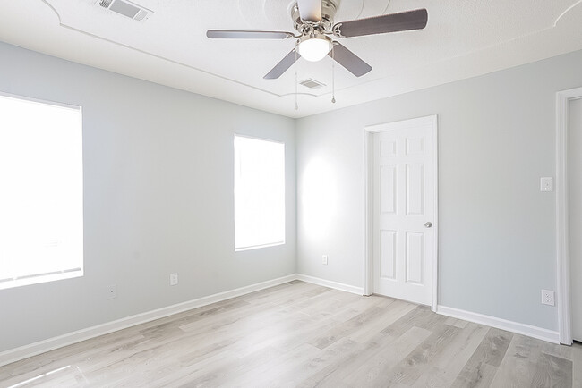 Building Photo - Modern 3 Bedroom Oasis