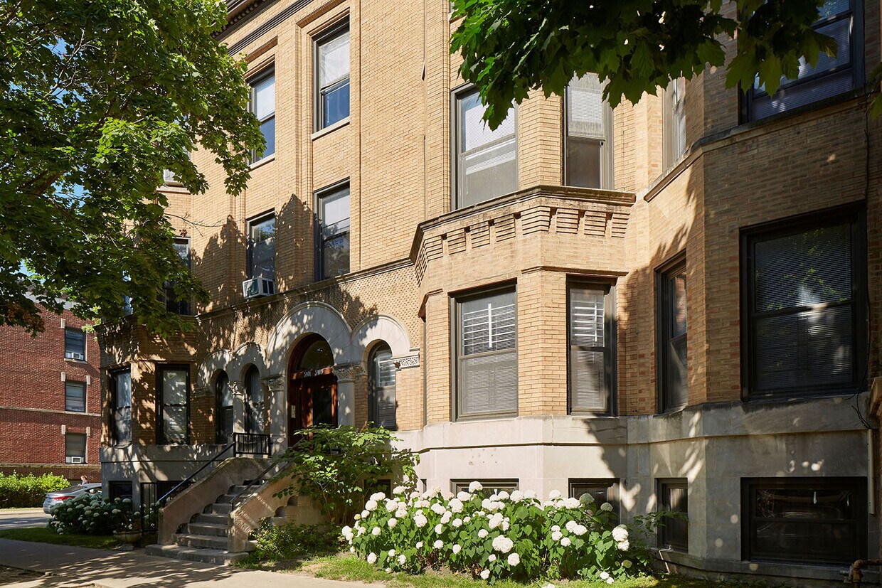 54015403 S. Woodlawn Avenue Apartments Chicago, IL