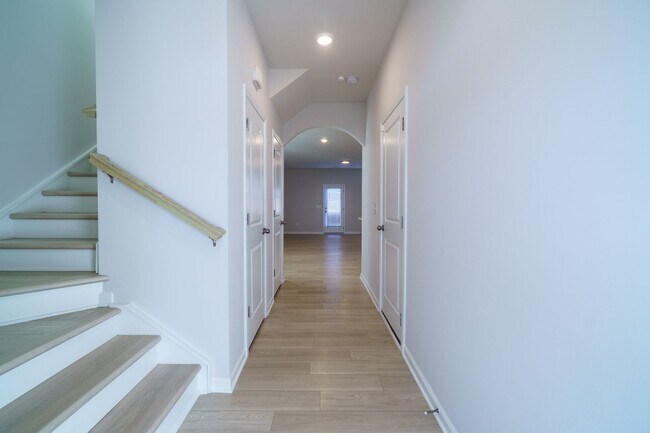 Foto del edificio - Almost New End Unit Townhome in desirable Chateau community