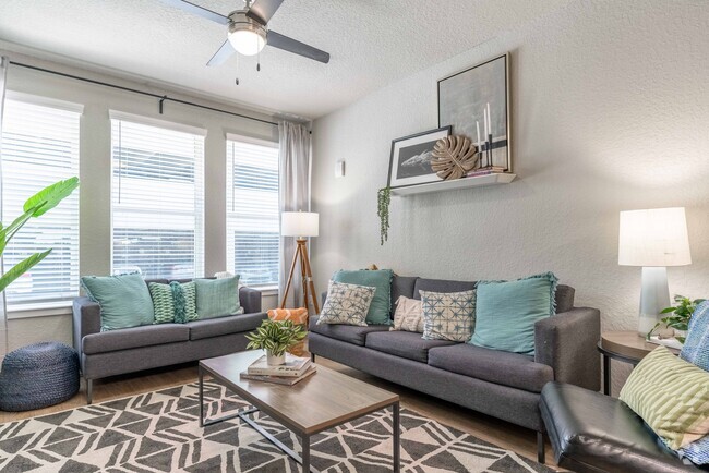 4BR, 4BA - 1,422SF - Alsander GNV Apartments