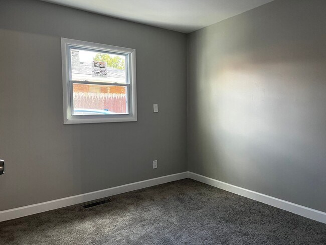 Building Photo - 378 Pineview Dr