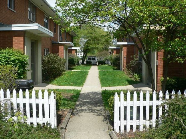 Building Photo - 1002 Bryden Rd
