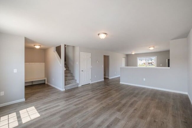 Building Photo - 7200 Primrose Ln