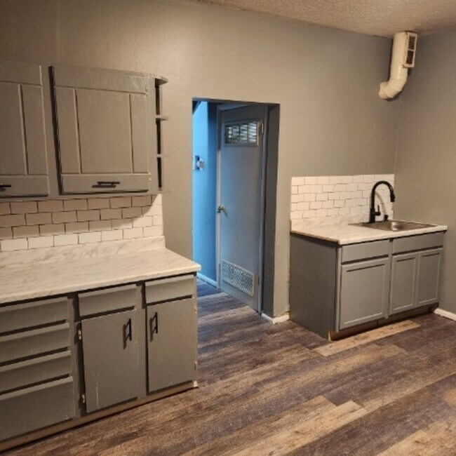 Foto del edificio - 809 W 5th Ave