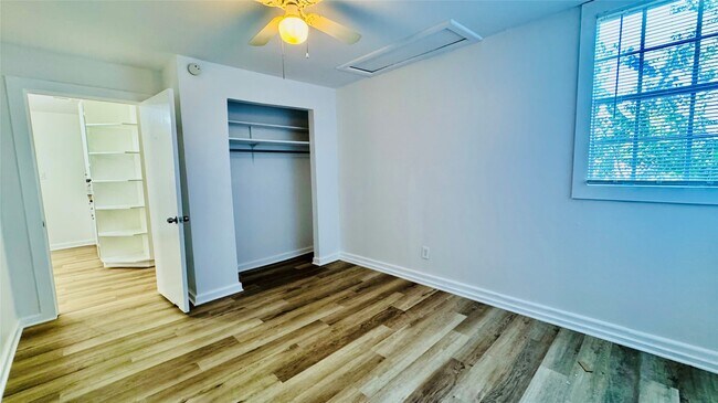 Foto del edificio - 105 Clear Lake Rd